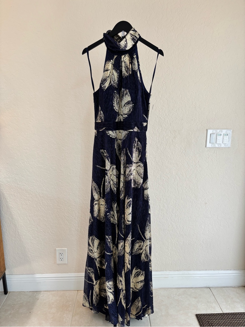 Betsy & Adam Alara Metallic Halter Neck Dress. Size 10